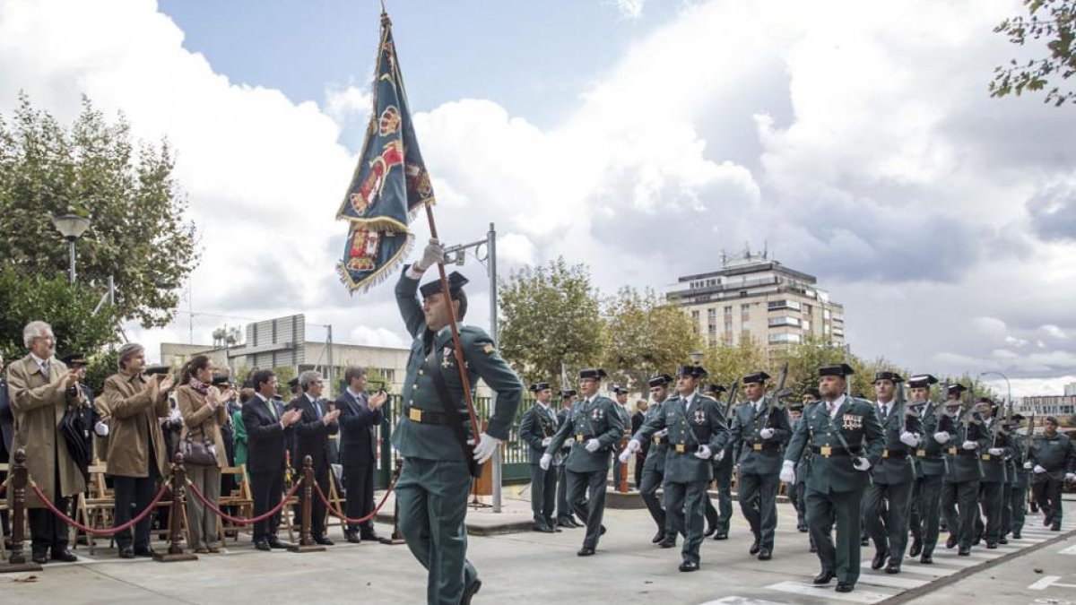 Imagen de un desfile de la Guardia Civil en la avenida Cantabria con motivo del Día del Pilar.-SANTI OTERO