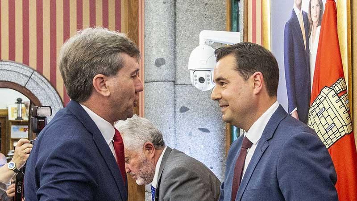 Javier Lacalle y Daniel de la Rosa, ayer, en el Ayuntamiento.-SANTI OTERO
