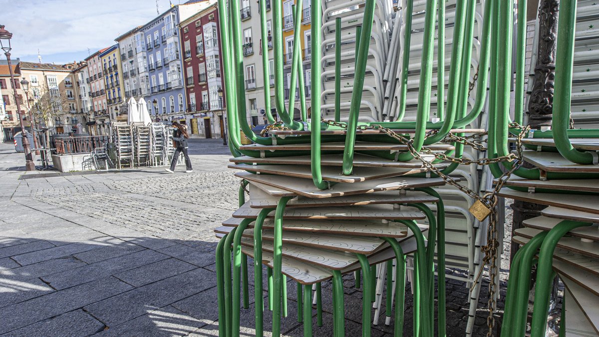 Mobiliario de terrazas en la plaza de La Flora sin uso desde el 6 de noviembre. ISRAEL L. MURILLO