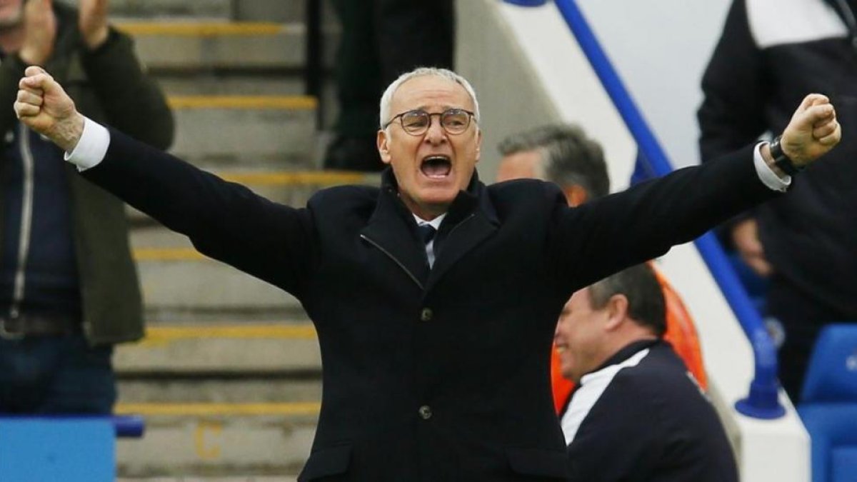 Ranieri festeja el tercer gol del Leicester al Swansea.-REUTERS / JASON CAIRNDUFF