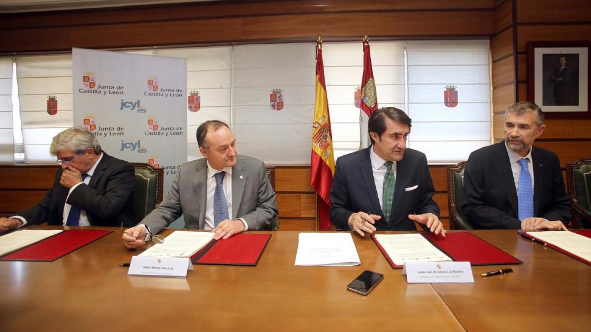 El consejero de Fomento y Medio Ambiente, Juan Carlos Suárez-Quiñones, firma un protocolo de colaboración con los rectores de las universidades públicas de Burgos, León y Valladolid en materia de gestión medioambiental.-ICAL
