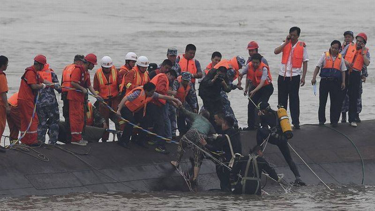 Los equipos de rescate sacan del agua a un superviviente del naufragio en el río Yangtsé.-Foto: AP / CHENG MIN