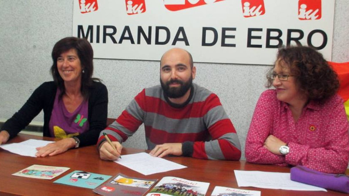 Guillermo Ubieto con la coordinadora de IU, Benilde Hernández (derecha) y la actual portavoz del grupo municipal, Conchi Ortega (izquierda).-E.M.