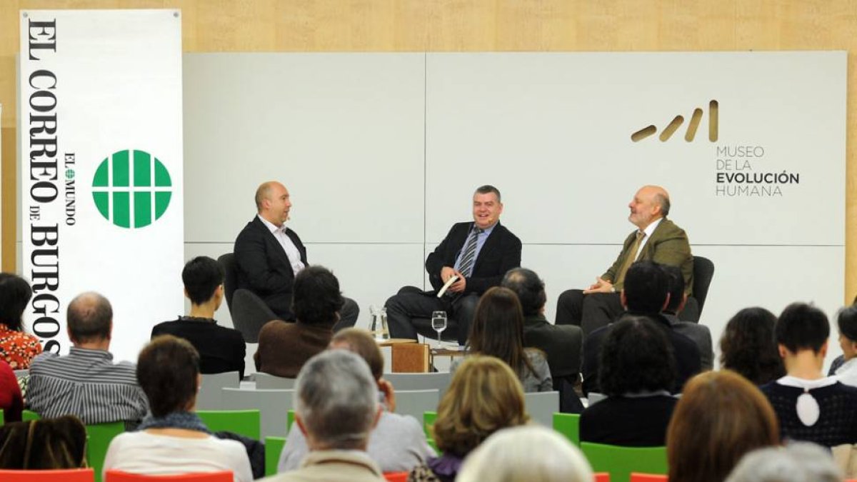 José Antonio Vázquez Taín estuvo flanqueado por Ricardo García Ureta (i.) y Juan José García Gil durante la charla en el MEH.-Israel L. Murillo