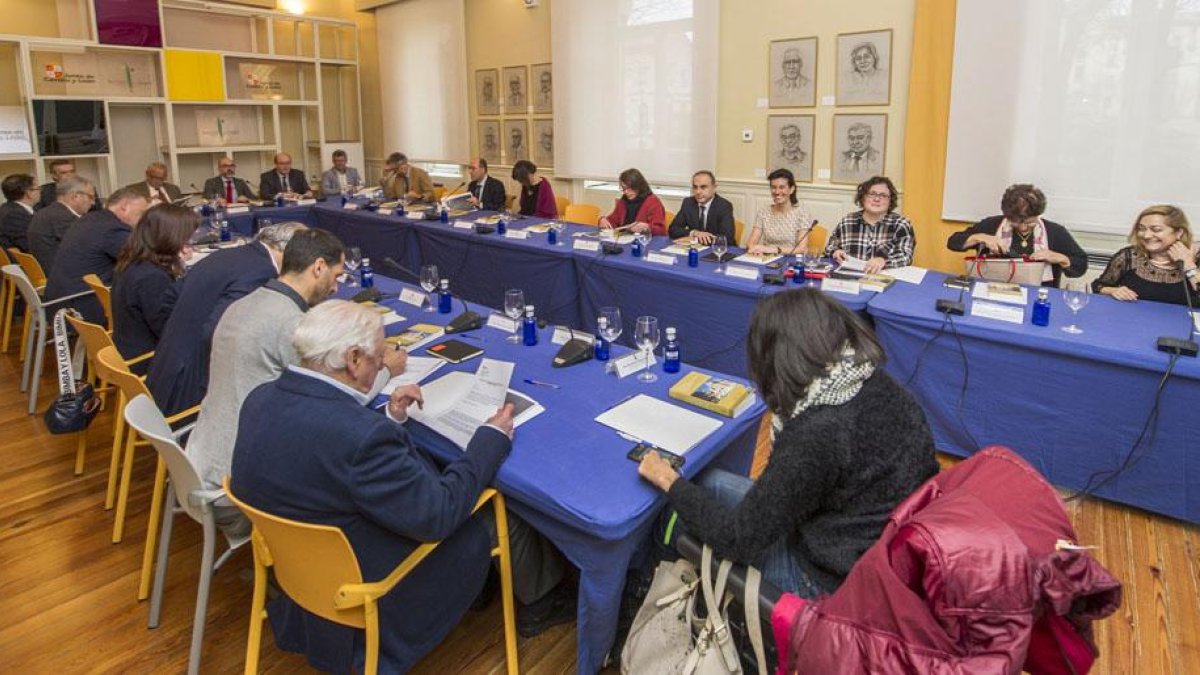 El Palacio de la Isla acogió la reunión del Instituto Castellano y Leonés de la Lengua donde aprobaron el programa y los presupuestos de 2020.-ISRAEL L. MURILLO