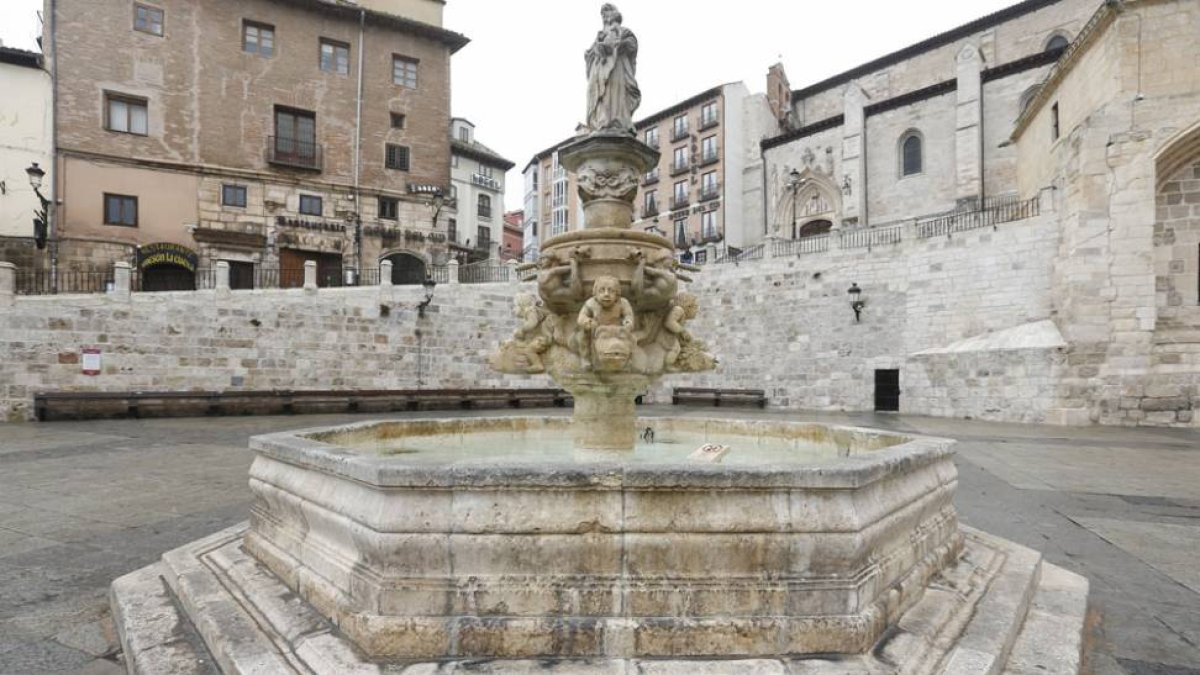 Imagen de la fuente de Santa María, frente a la Catedral de Burgos, donde se ha detectado un importante grado de deterioro en las figuras decorativas.-RAÚL G. OCHOA