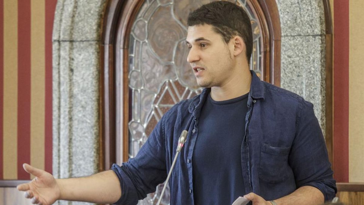 El portavoz de Imagina Burgos, Raúl Salinero, durante una intervención en un Pleno municipal.-SANTI OTERO