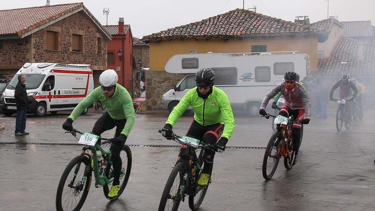 La línea de salida de la prueba de BTT se tuvo que trasladar a Villasur de Herreros.-Fernando Miguel