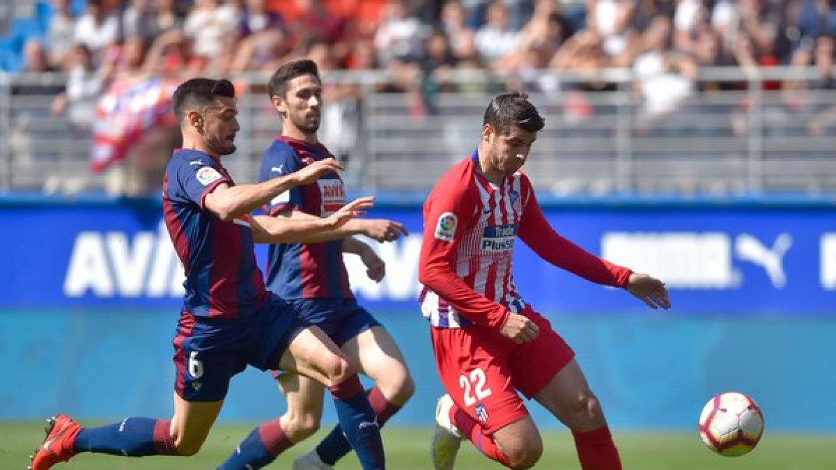 Morata es perseguido por dos rivales.-