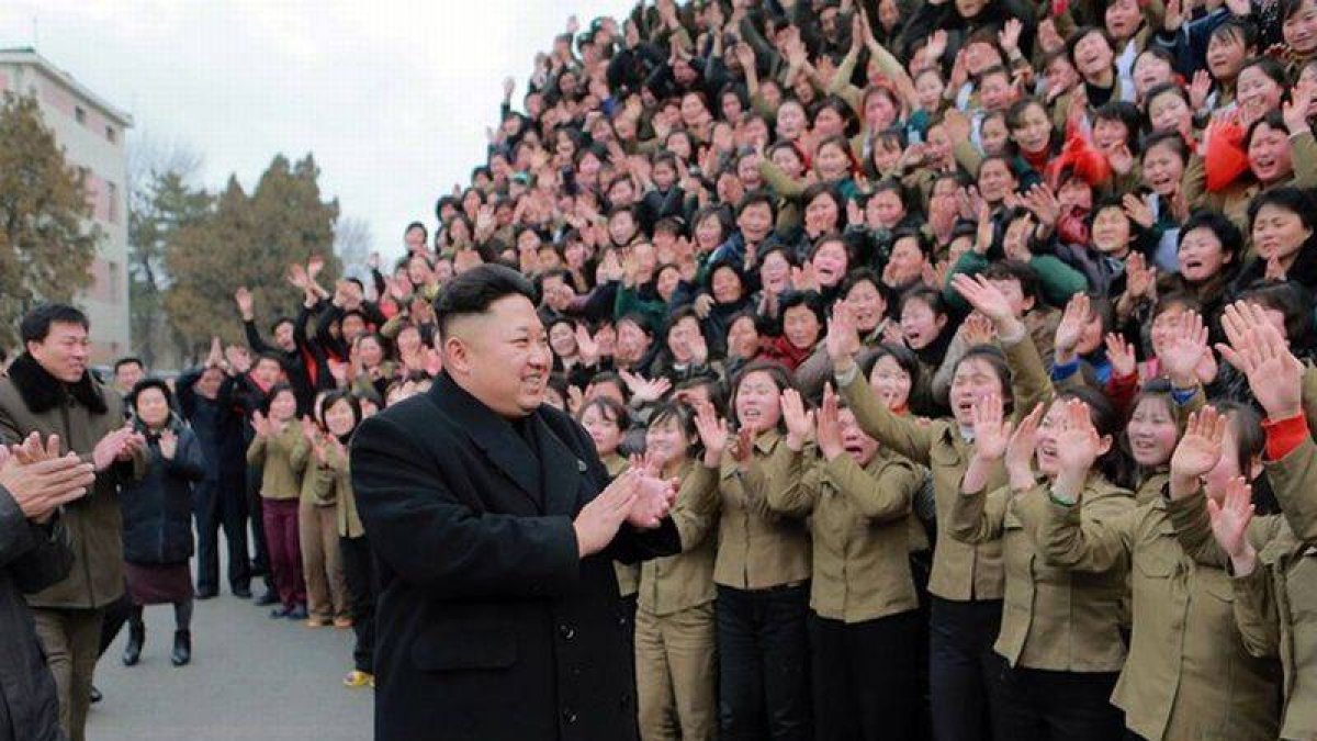 El líder norcoreano, Kim Jong un, durante una reciente visita a una fábrica téxtil.-Foto: AFP