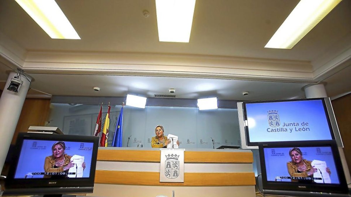 Rosa Valdeón durante la rueda de prensa para informar de los acuerdos del Consejo de Gobierno-ICAL