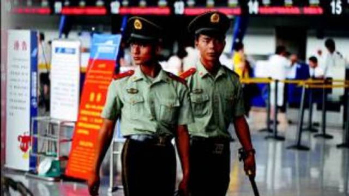 Policías paramilitares uigures patrullan en el aeropuerto de Urumqi, la capital de la región de Xinjiang.-Foto: AFP / PETER PARKS
