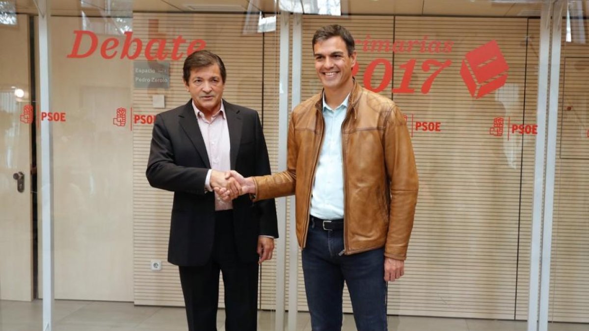 Imagen de archivo de Pedro Sánchez con Javier Fernández en 2017.-ANGEL DIAZ (EFE)