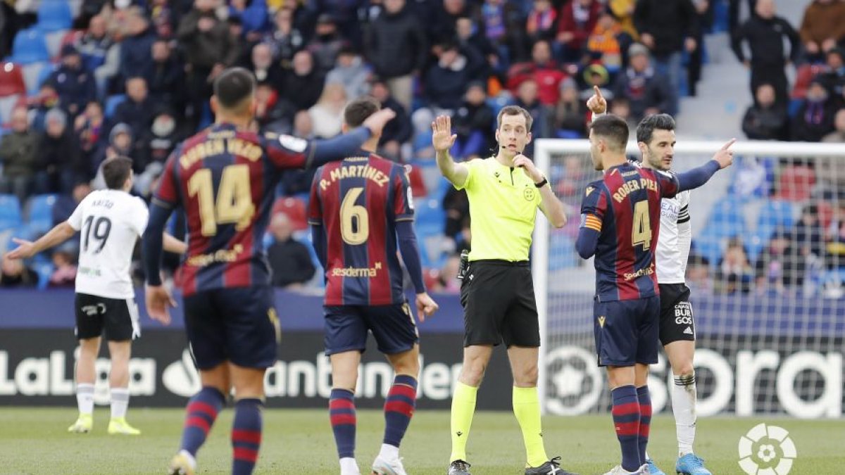 Galech Apezteguía detiene el juego para consultar el VAR durante el encuentro. LALIGA