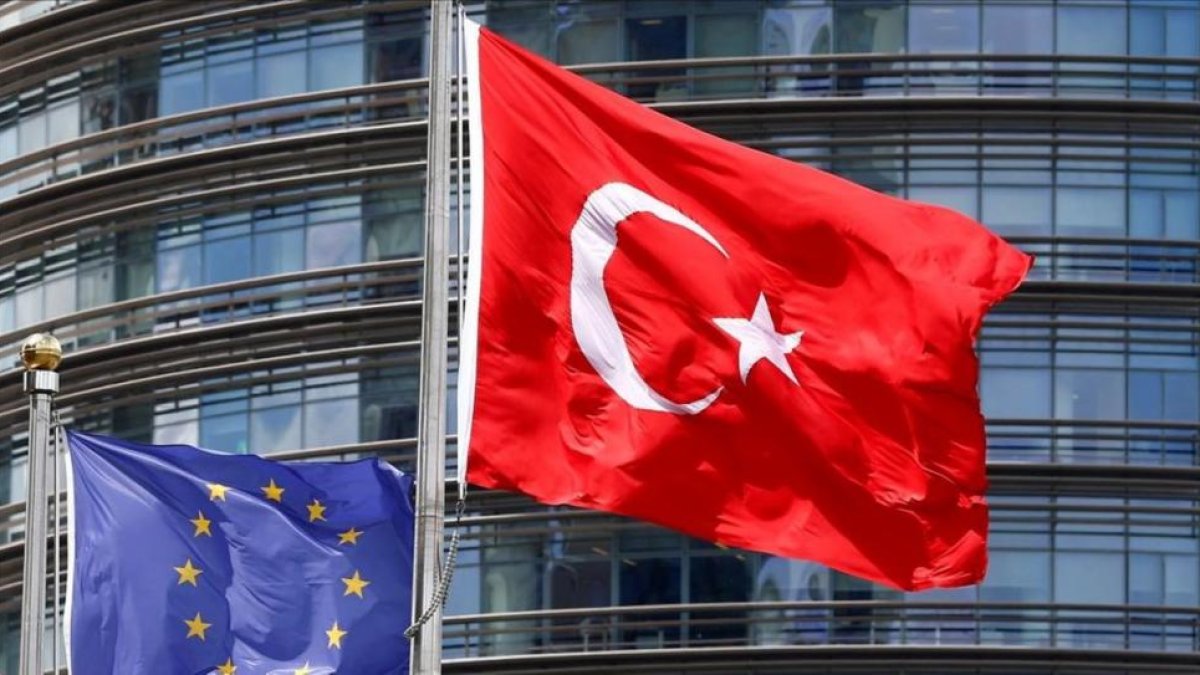 Las banderas de Turquía y de la UE ante un hotel en Estambul-MURAD SEZER / REUTERS