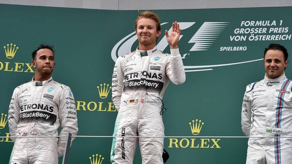 Nico Rosberg saluda al público desde lo alto del podio tras ganar el GP de Austria por delante de Lewis Hamilton y Felipe Massa.-Foto:   AFP / ANDREJ ISAKOVIC