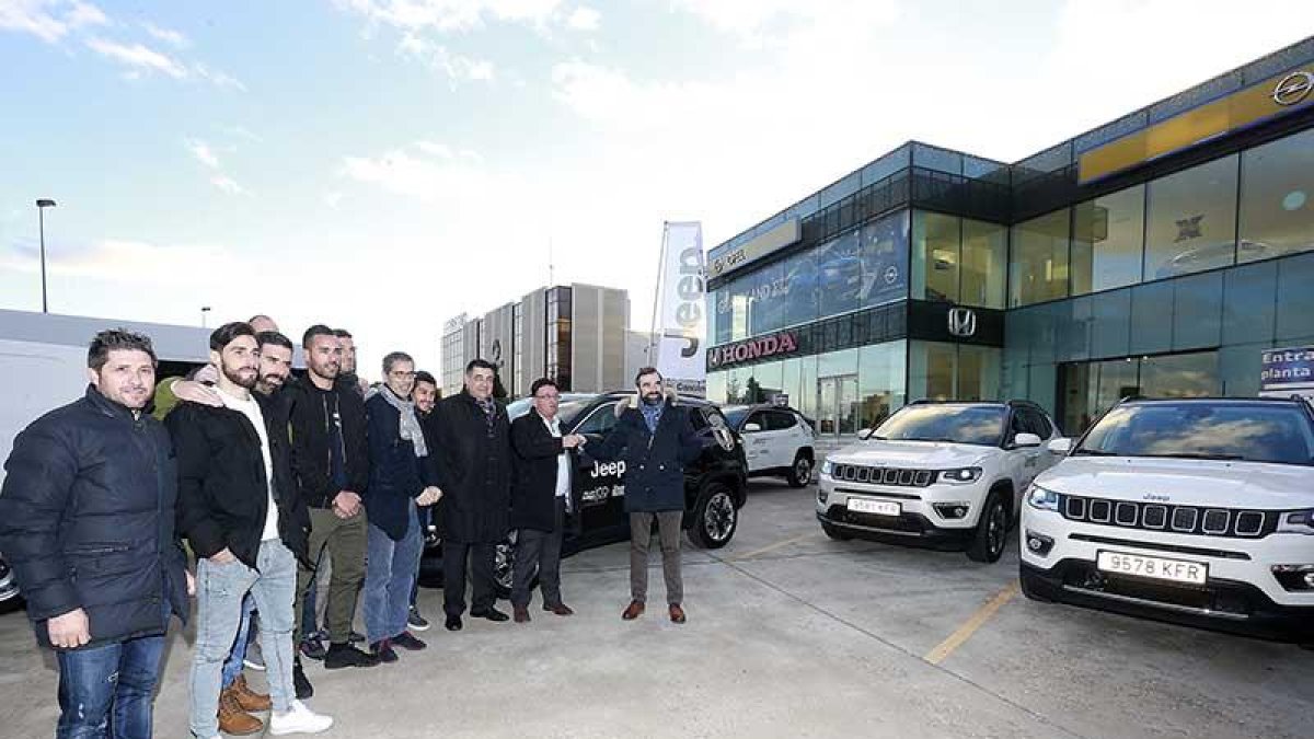 Parte de la plantilla y del cuerpo técnico acudieron a la entrega de los vehículos cedidos por Grupo Julián a la futura Fundación del club, ayer.-RAÚL OCHOA