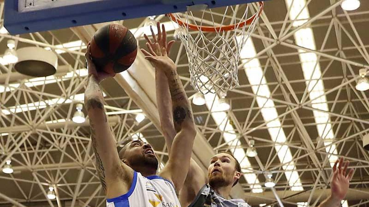 Lima supera al jugador del Breogán Brown, ayer, en el Pazo lucense.-ACB PHOTO / S. SENANDE