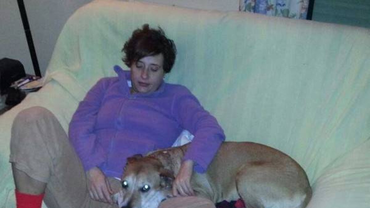 La enfermera Teresa Romero con su perro 'Excálibur' en su casa.-