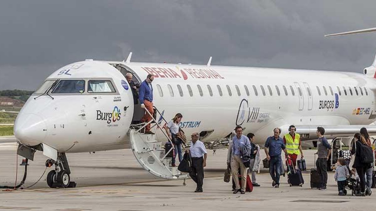Varios pasajeros descienden del avión en el aeropuerto de Villafría.-SANTI OTERO