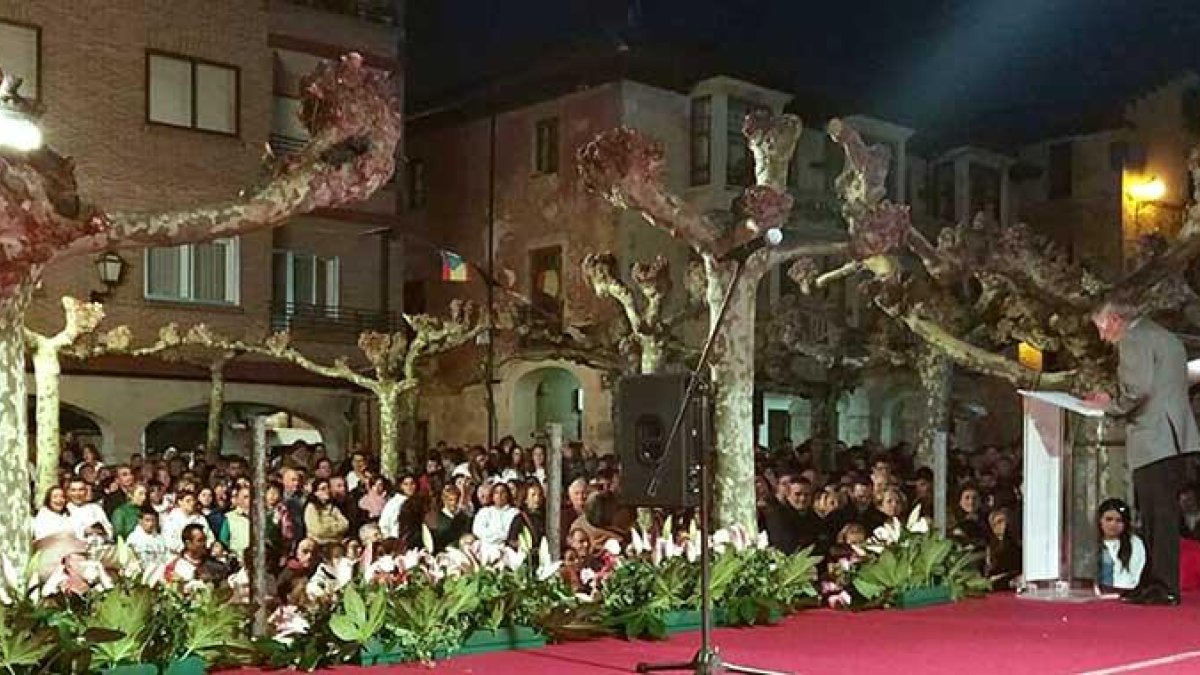Fernando Alea emocionó a los vecinos de Medina de Pomar durante su pregón con motivo de las fiestas de Nuestra Señora del Rosario.-ECB