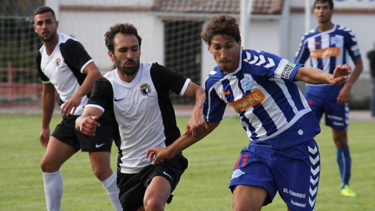 Rodri Gil presiona a un rival.-DEPORTIVOALAVES.COM