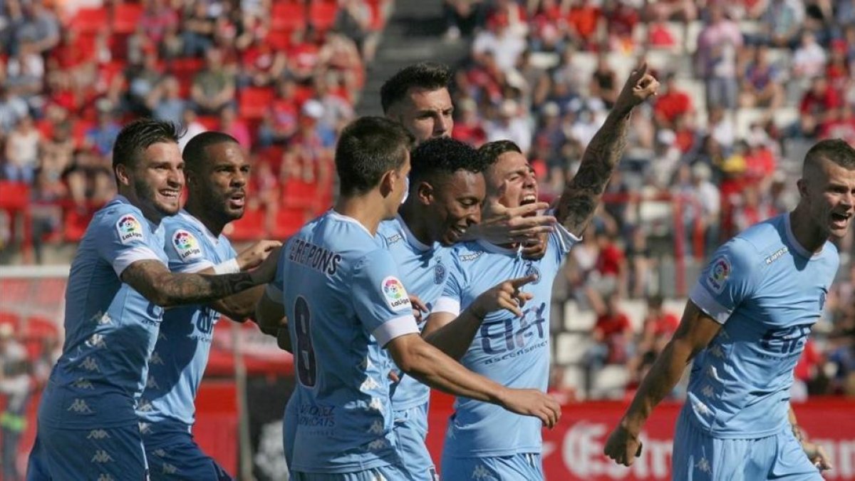 Los futbolistas del Girona celebran el gol marcado por Pablo Maffeo contra el Nàstic.-EFE