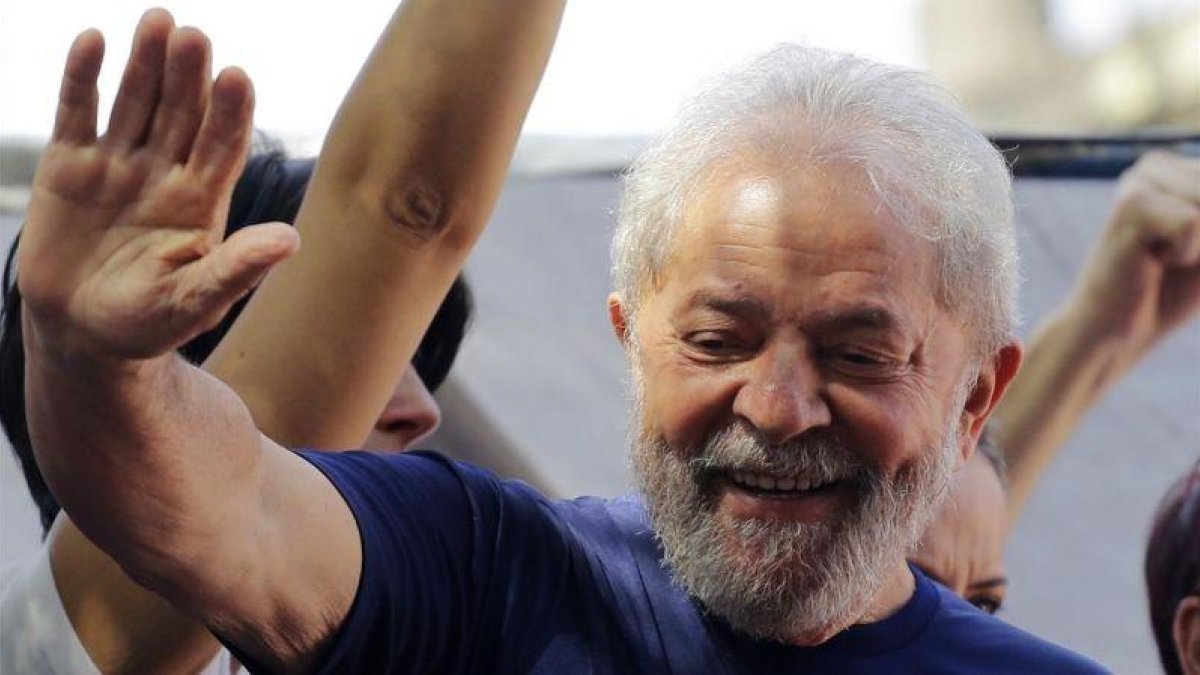 Lula saluda a sus seguidores frente a la sede del sindicato metalúrgico.-NELSON ANTOINE