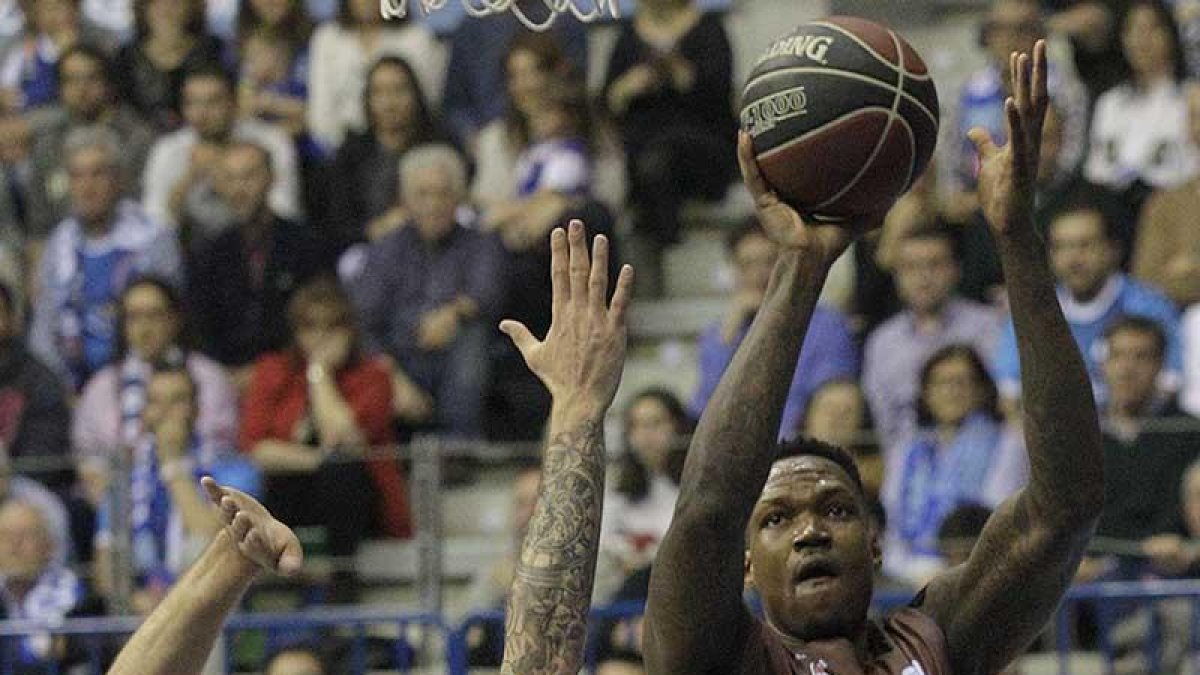 Thompson lanza a canasta por encima de Moerman.-SANTI OTERO