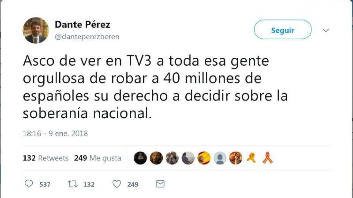 Tuit del alcalde de Gimenells y Pla de la Font (Lleida), Dante Pérez, durante la retransmisión del documental del programa Sense Ficció de TV3 sobre el referéndum del 1-O.-@DANTEPEREZBEREN (TWITTER)