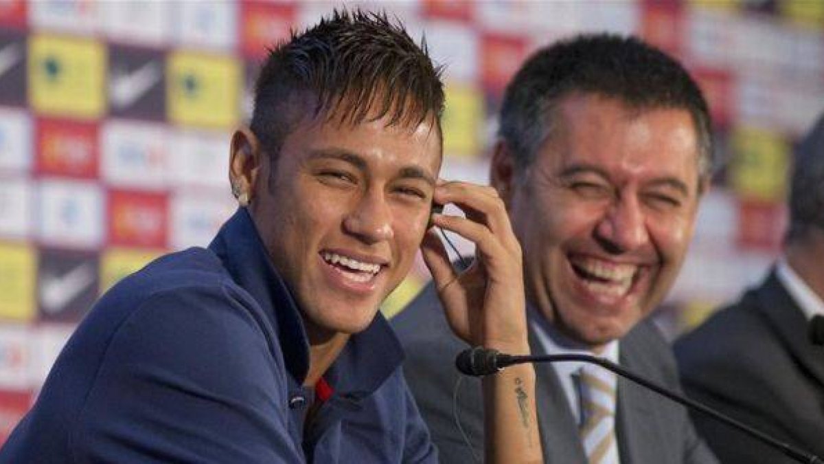 Neymar y Bartomeu, en la presentación del jugador brasileño.-Foto: JOAN MONFORT