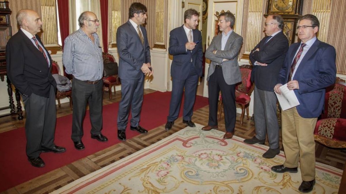 El alcalde aceptó la propuesta de un convenio anual en enero tras reunirse con a representantes de la Federación y directivos de OTR en su despacho.-RAÚL G. OCHOA