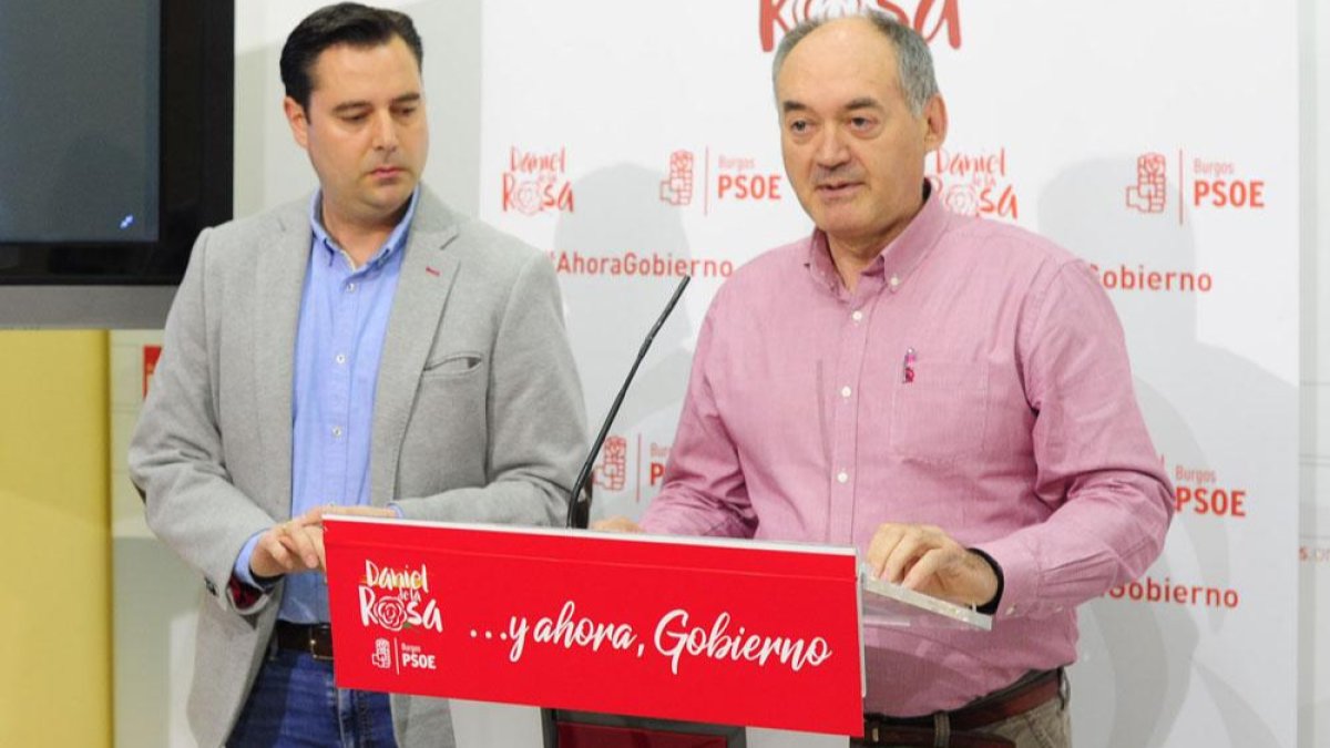 El concejal de Participación Ciudadana, Adolfo Díez (derecha), junto al alcalde de Burgos, Daniel de la Rosa, en una imagen de archivo. ECB