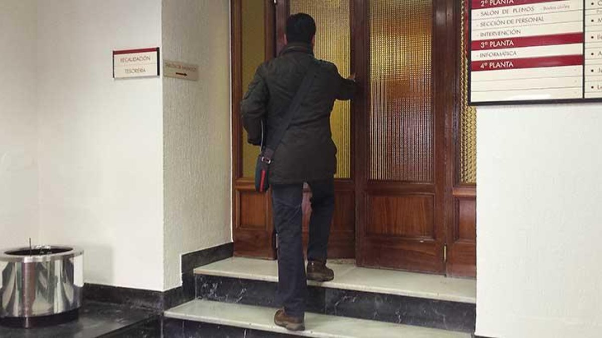 Las escaleras de la entrada no cumplen con la Ley de Accesibilidad.-