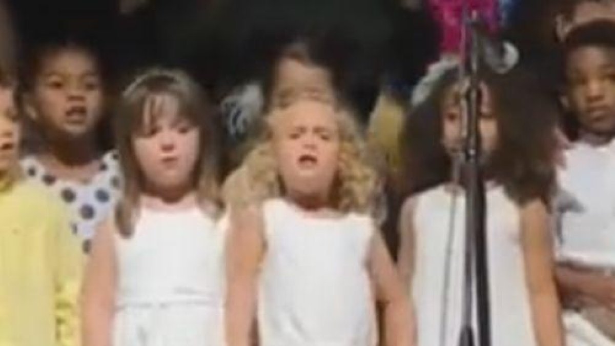 La pequeña Sophia Urquijo, de 4 años, cantando a pleno pulmón 'How far I'll go', de la pel·lícula 'Vaiana'.-