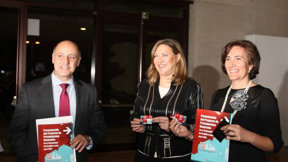 La consejera de Hacienda, Pilar del Olmo, entrega el USB con el Presupuestos de la Comunidad a la presidenta de las Cortes, Josefa García Cirac, junto al director general de Tributos, Armando Baeta-Ical