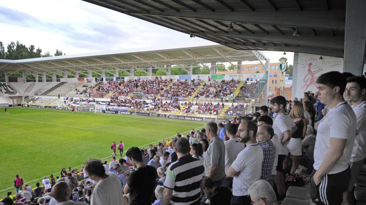 Imagen de la Tribuna y del Fondo Sur antes del partido de presentación ante elCastilla.-ISRAEL L. MURILLO