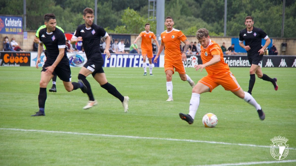 Juanma chuta a puerta en el amistoso ante el Amorebieta. BURGOS CF