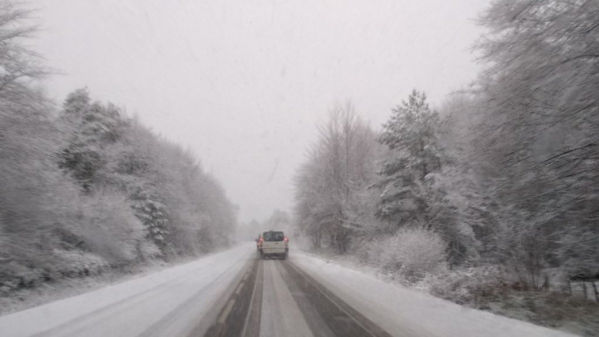 La nieve genera dificultades en el tráfico en el norte de Burgos. ECB