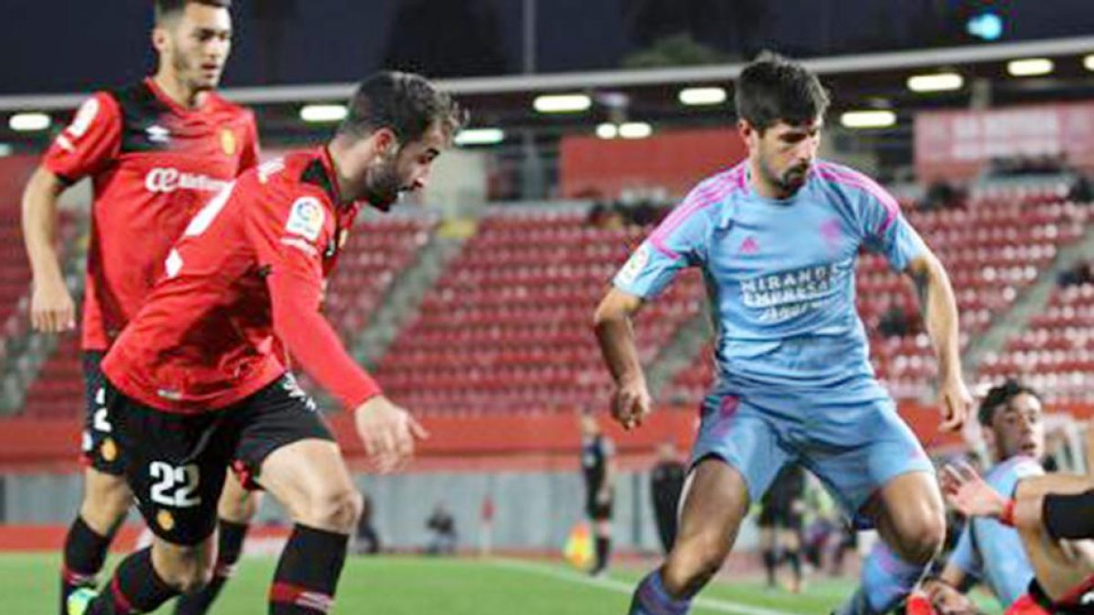Gorka Kijera conduce un balón ante la presión de dos jugadores del RCD Mallorca en el duelo de ayer en el Iberostar Estadio-LALIGA.ES
