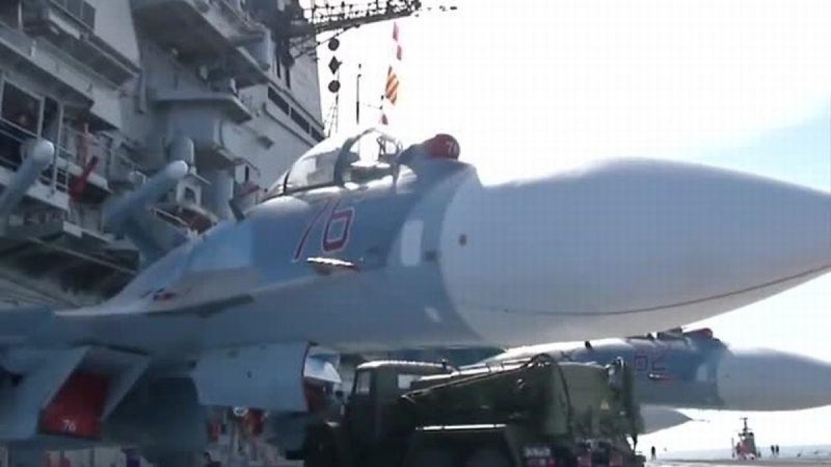 Preparativos en el portaviones ruso 'Almirante Kuznetsov' antes de atacar al Estado Islámico en Siria.-