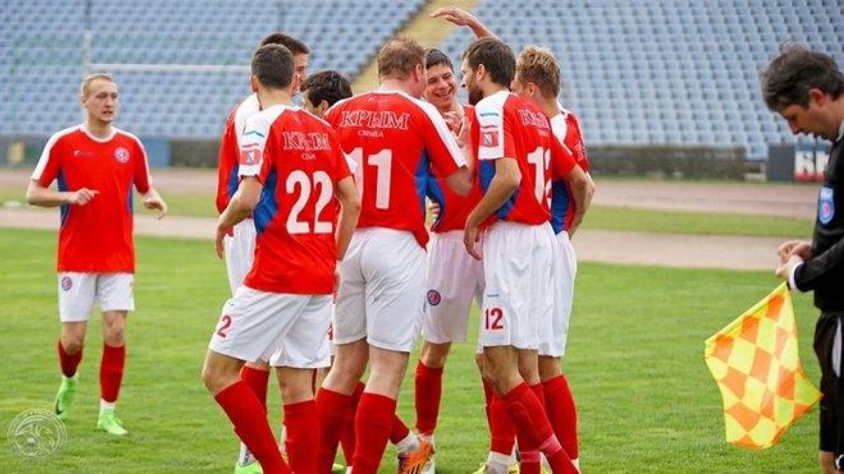 Los jugadores de Kosovo después de jugar uno de sus primeros partidos oficiales.-(EP)