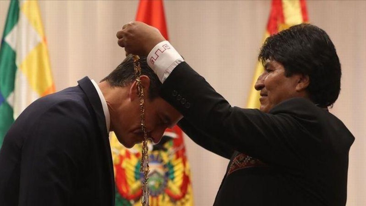 Sánchez es agasajado por el presidente boliviano Evo Morales-AIZAR RALDES