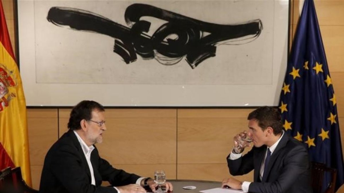 Mariano Rajoy y Albert Rivera, durante un momento de su reunión de este miércoles en el Congreso.-JOSÉ LUIS ROCA