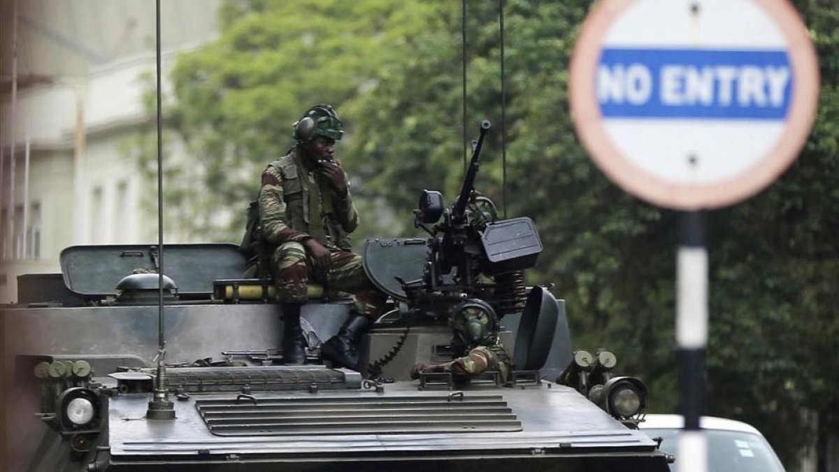 Soldados sentados en un vehículo militar en una calle de Harare, la capital de Zimbabue, el 16 de noviembre.-AP