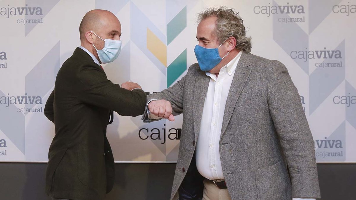 Roberto Da Silva (dch) y Javier Casado (izq) se saludan antes de la firma celebrada ayer. RAÚL OCHOA