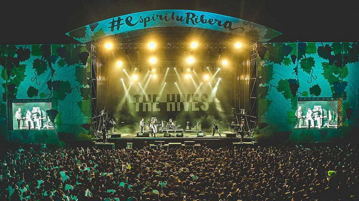Estampa del escenario principal del recinto ferial durante el concierto de los suecos The Hives el viernes por la noche.-Diego Santamaría