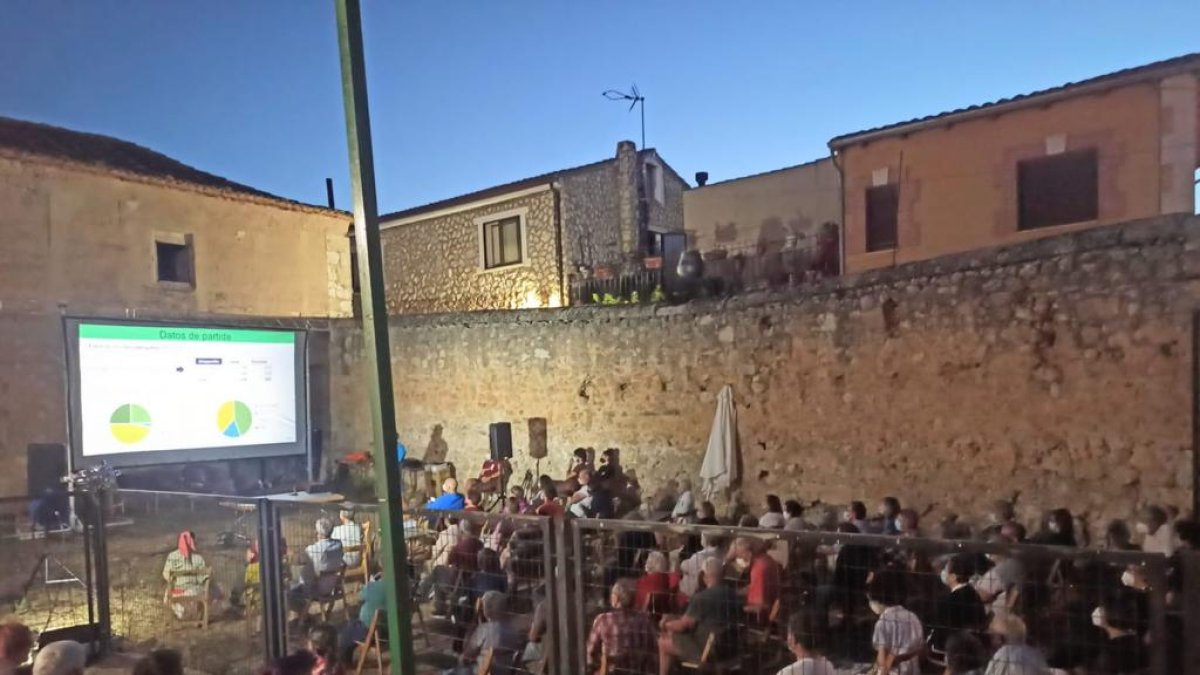 Imagen de una de las charlas que el pueblo de Guzmán ha organizado sobre este proyecto energético
