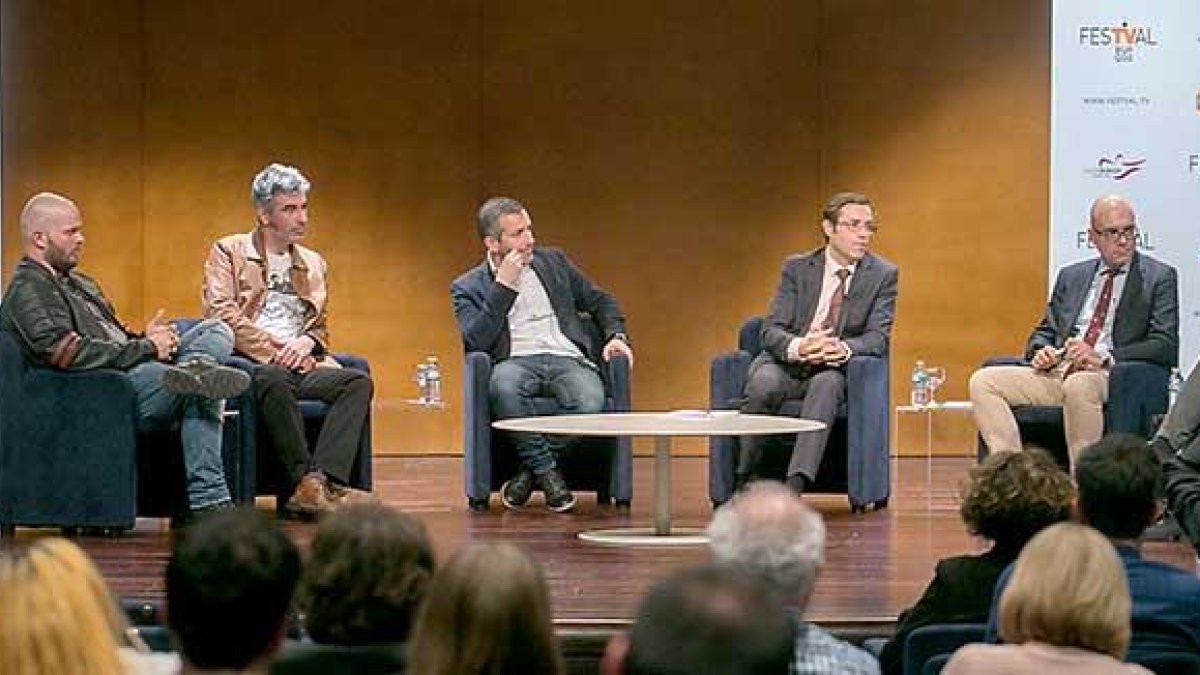Mesa redonda ‘Turismo y acción’, a la que acudió el director general de Turismo, Javier Ramírez (tercero por la derecha), celebrada ayer dentro de FesTVal.-ECB