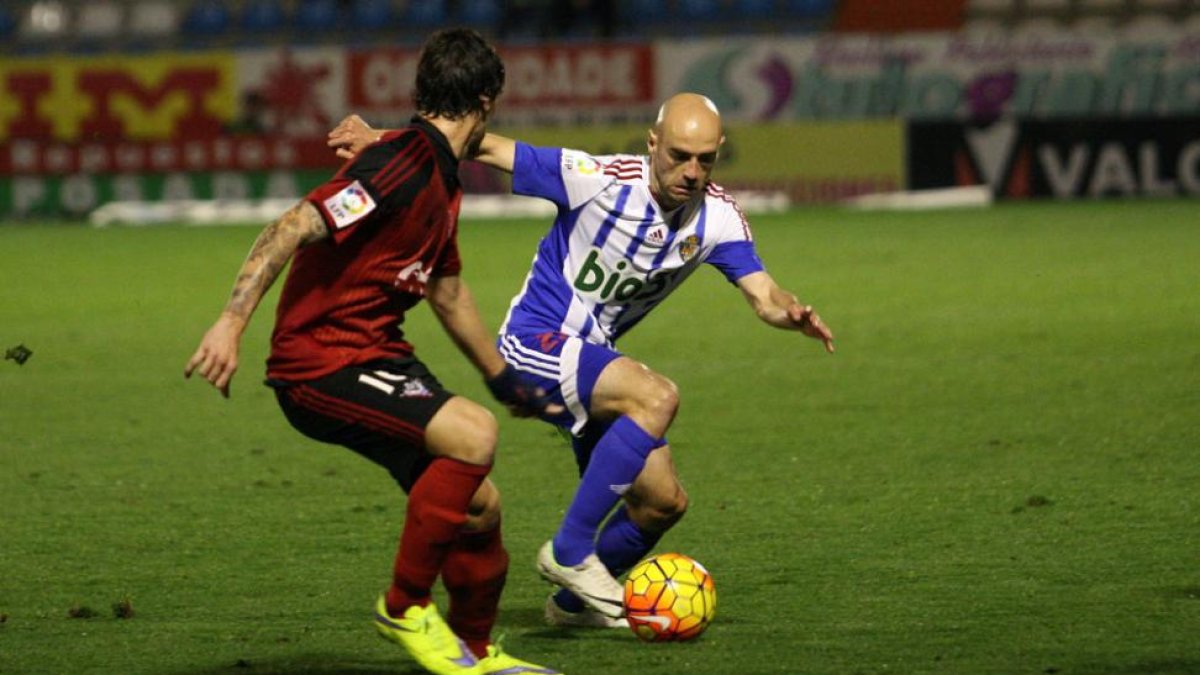El que fuera capitán rojillo, Pablo Infante, ahora en la Ponferradina, trata de regatear a un defensor del Mirandés en el duelo de ayer en El Toralín-Ana F. Barredo